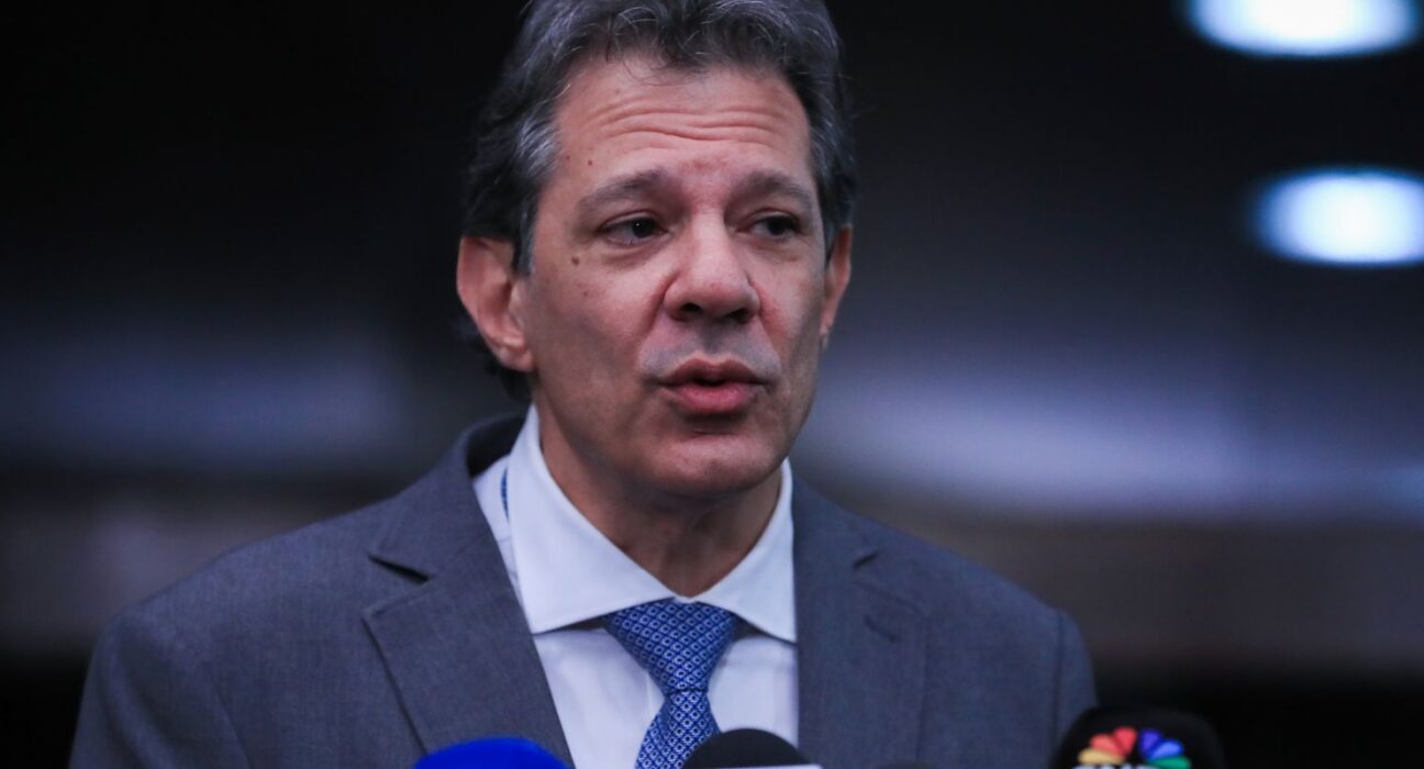 Haddad busca canal direto com EUA para rastrear peças de fuzis