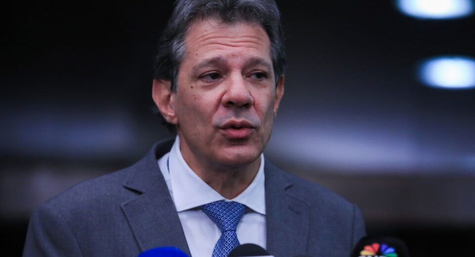 Haddad busca canal direto com EUA para rastrear peças de fuzis