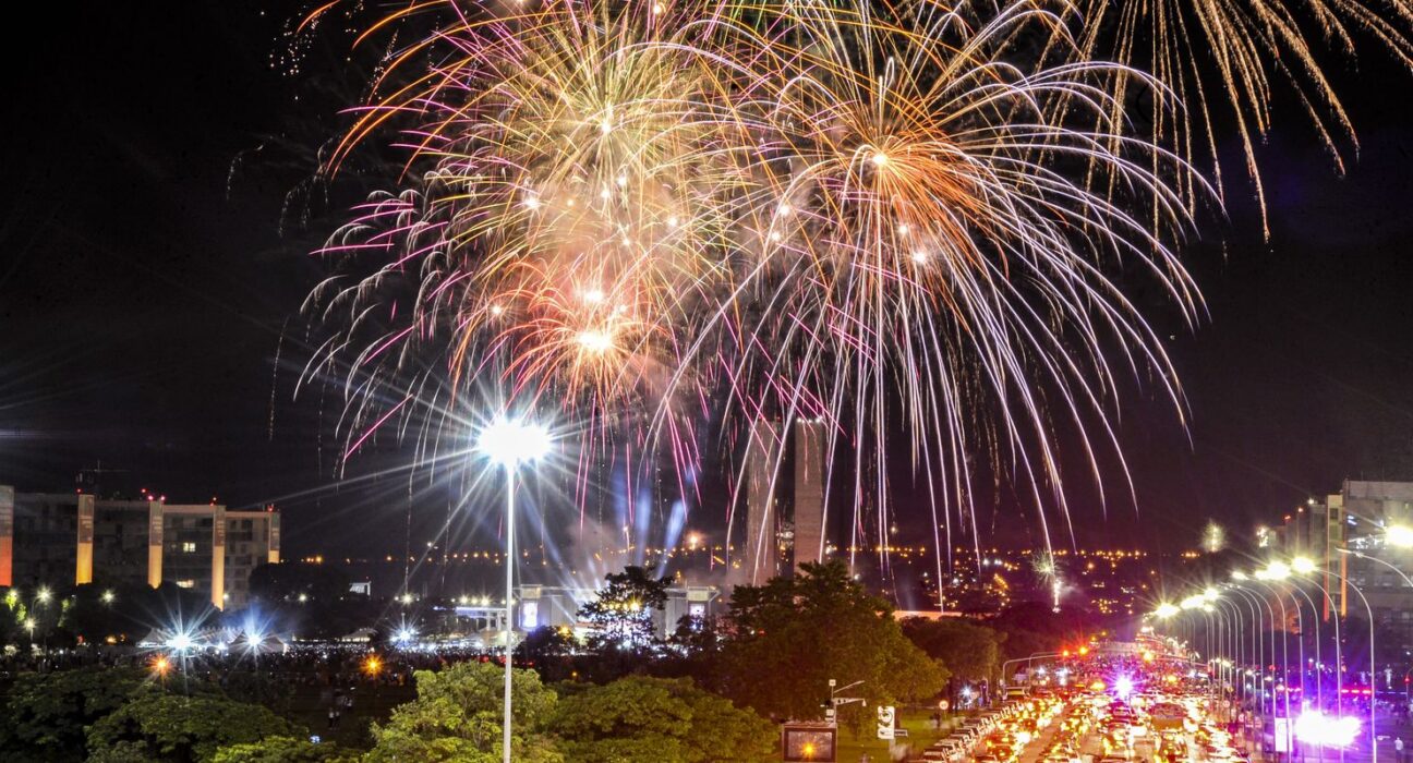 Fogos de artifícios com estampido são risco para animais e pessoas