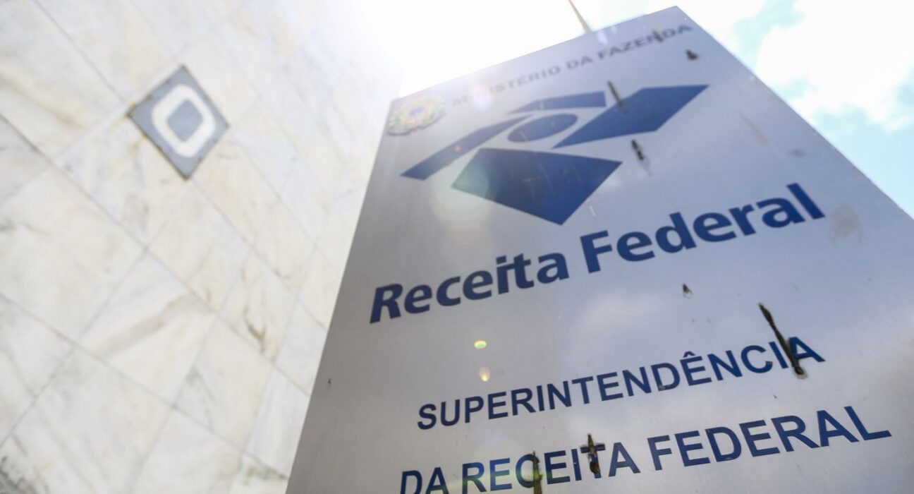 Receita paga lote residual de restituição do IRPF de dezembro de 2025