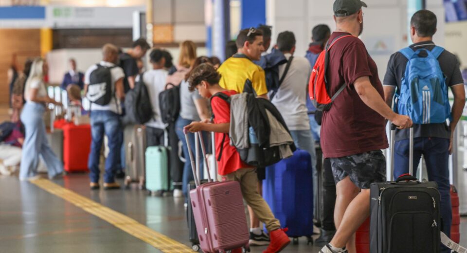 Pilotos e comissários podem entrar em greve a partir de 1º de janeiro