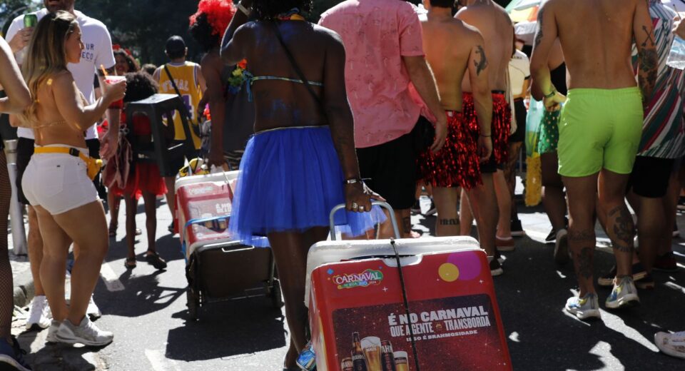Rio inicia credenciamento de ambulantes para o carnaval de rua 2026