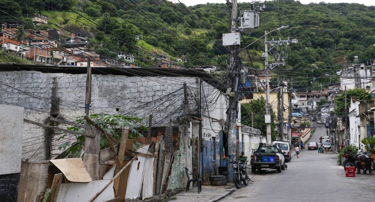 Dois em cada três habitantes de favela moram em vias sem árvores