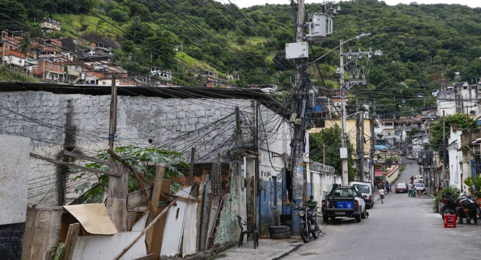 Dois em cada três habitantes de favela moram em vias sem árvores