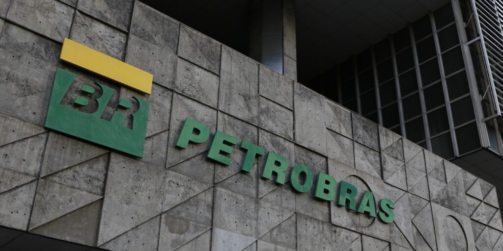 Funcionários da Petrobras entram em greve por tempo indeterminado