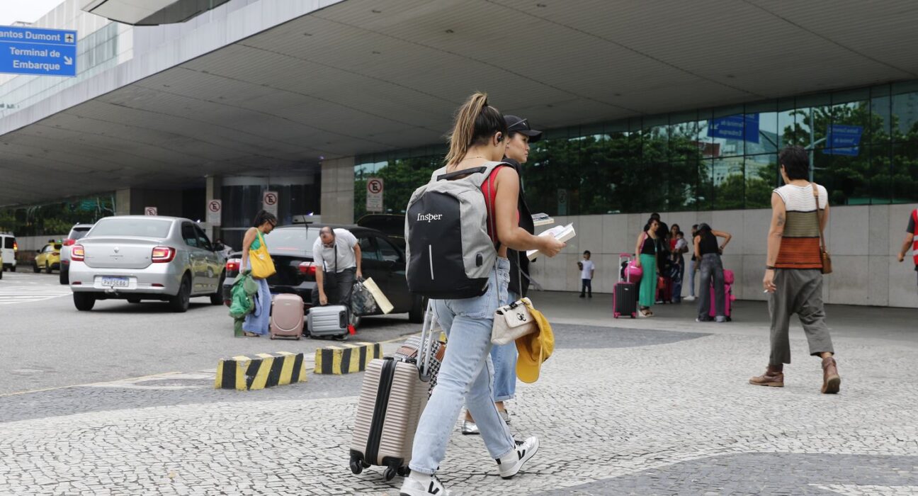 Paes anuncia reunião com ministro para discutir situação de aeroportos
