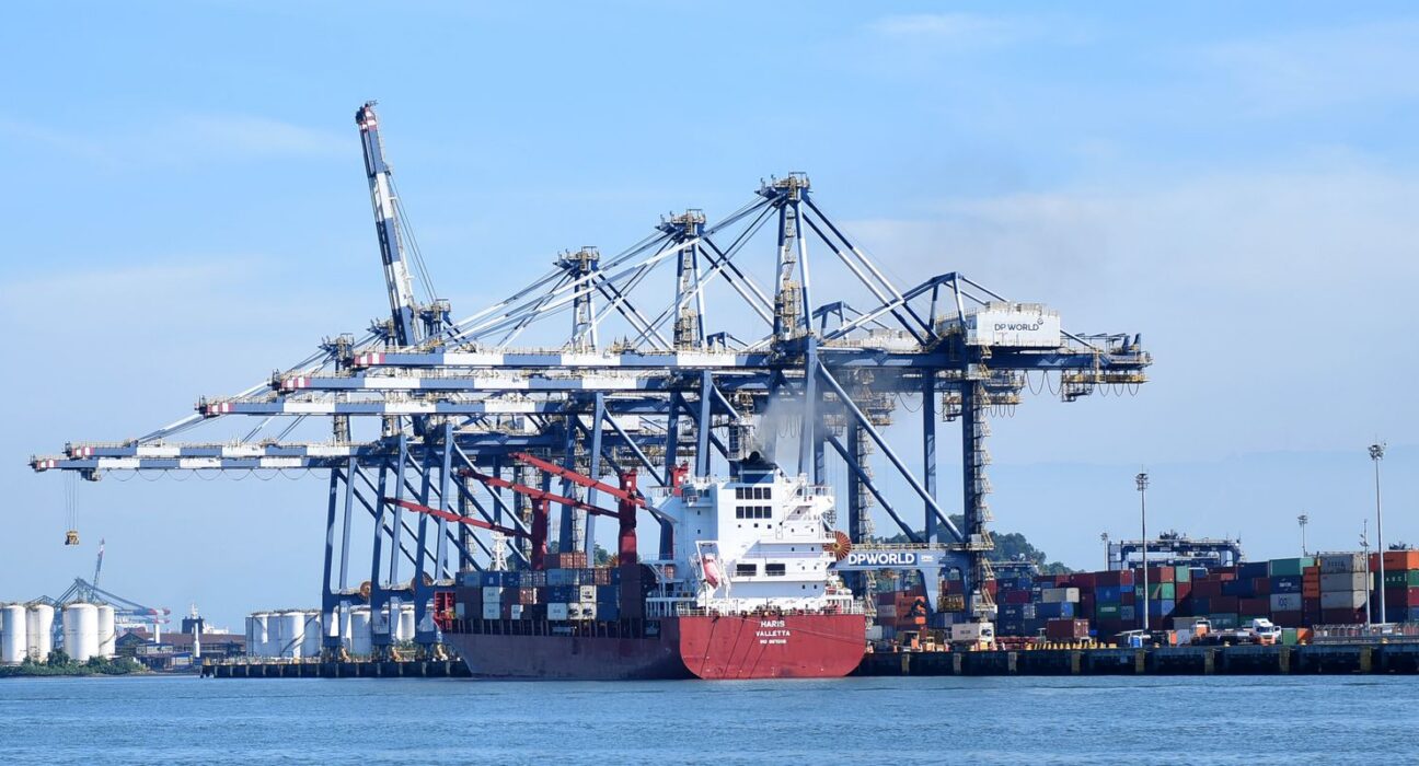 Balança comercial tem pior resultado para novembro desde 2021