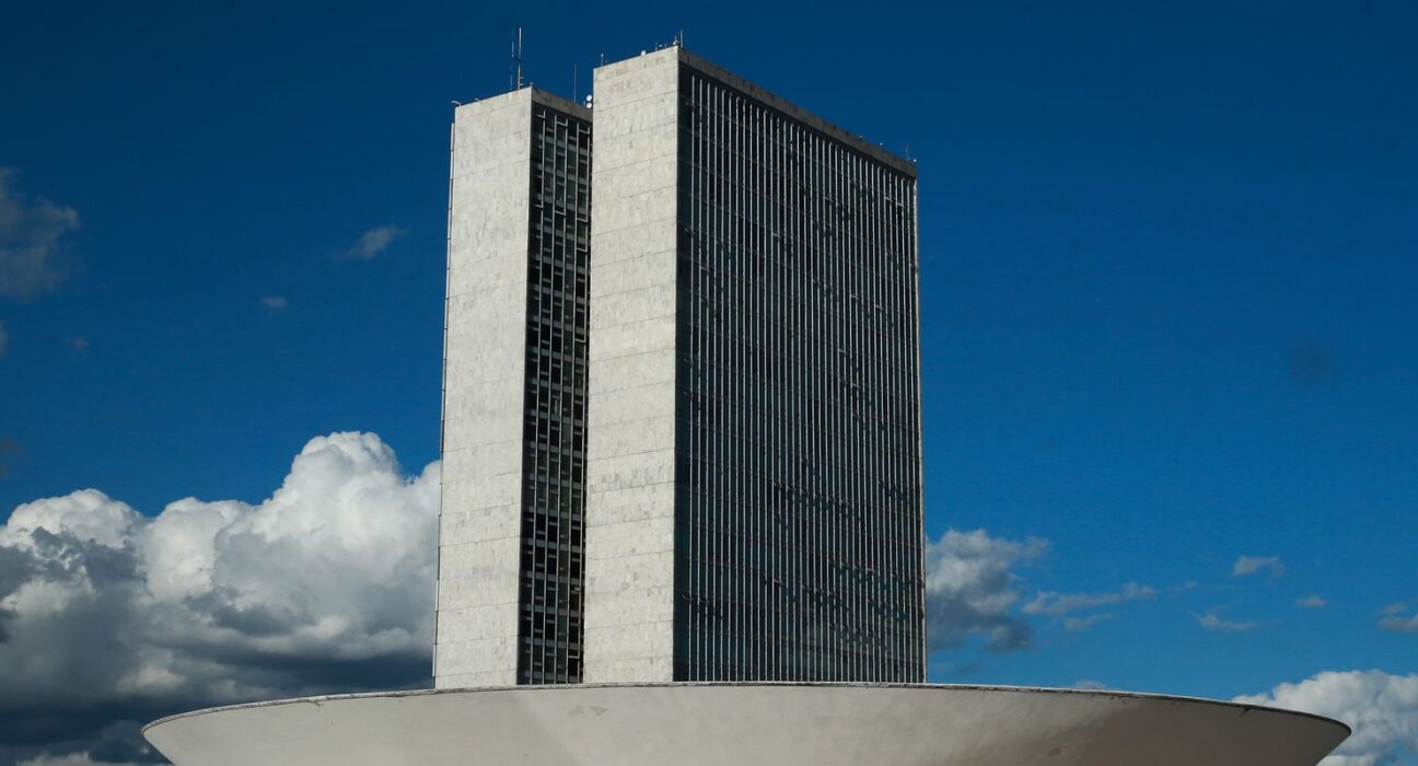 Câmara cancela passaporte diplomático de Eduardo Bolsonaro e Ramagem