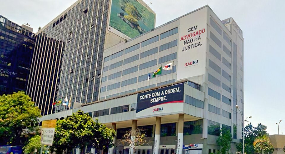 Alerj aprova dispensa de terno e gravata no verão em audiência pública