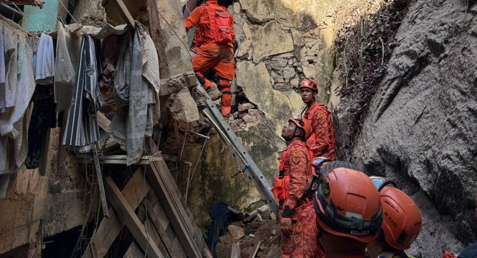 Bombeiros resgatam 17 pessoas de casarão que desabou no Rio