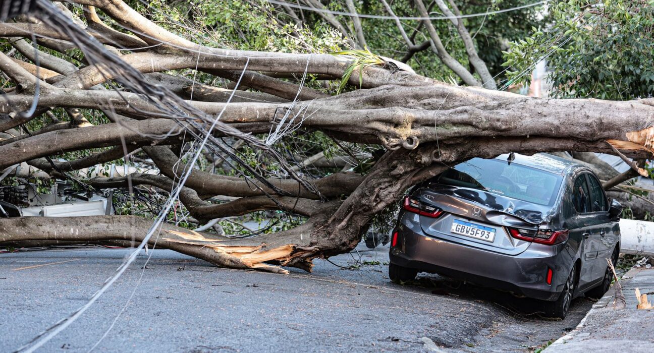 Ciclone deixa 2 milhões de clientes sem energia em São Paulo