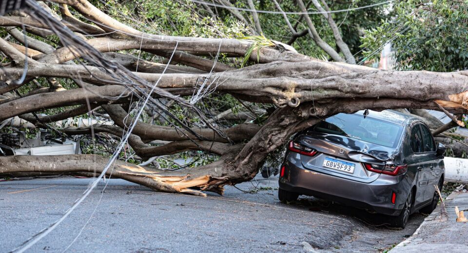 Ciclone deixa 2 milhões de clientes sem energia em São Paulo