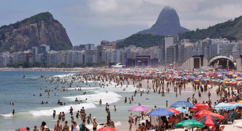 Bebidas destiladas são encontradas enterradas na praia de Copacabana