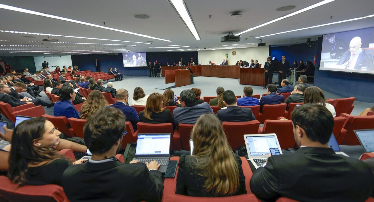 Moraes nega incluir ministro Fux em julgamento do núcleo 2