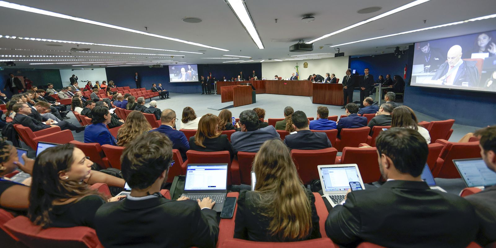 Moraes nega incluir ministro Fux em julgamento do núcleo 2