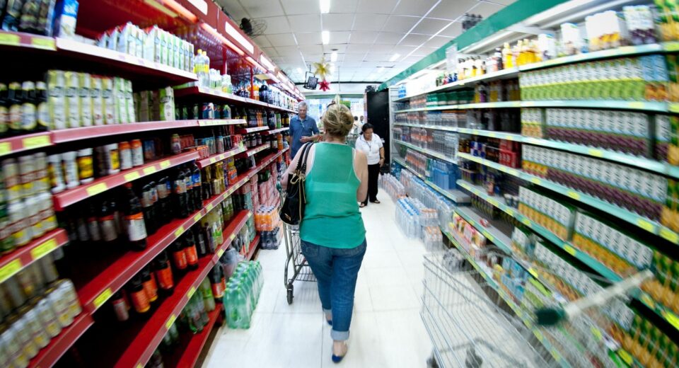 Preço da cesta básica de alimentos cai em 24 capitais, diz pesquisa