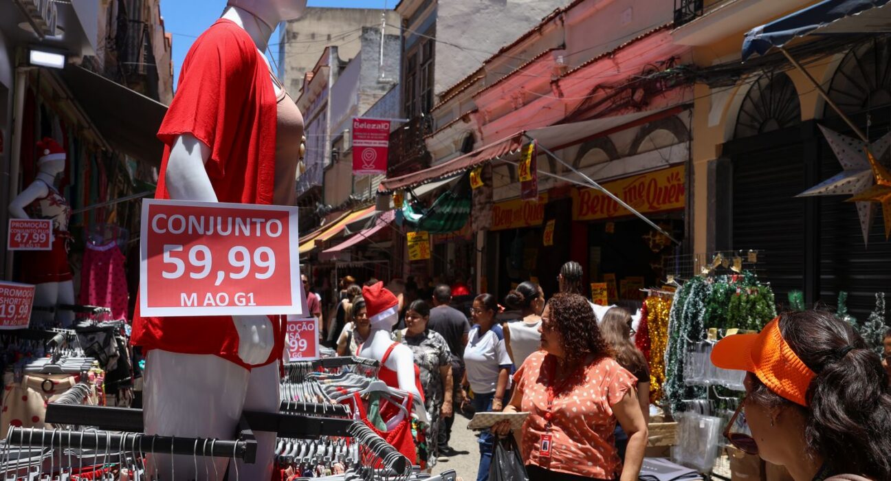 Comércio popular do Rio tem movimentação intensa às vésperas do Natal