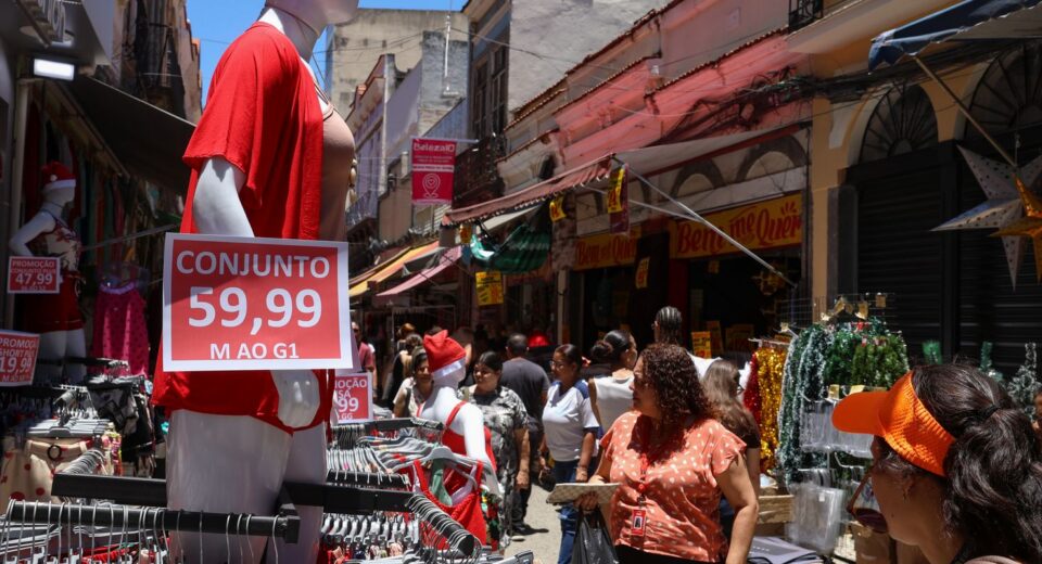 Comércio popular do Rio tem movimentação intensa às vésperas do Natal