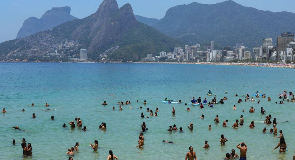Corpo de piloto do avião que caiu em Copacabana é resgatado