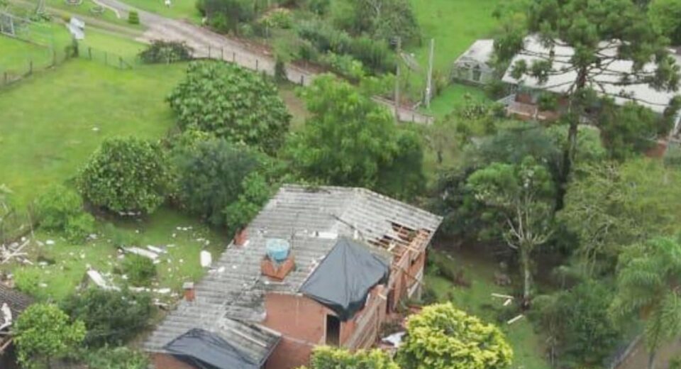 Tornado destelha escola e residências no Rio Grande do Sul