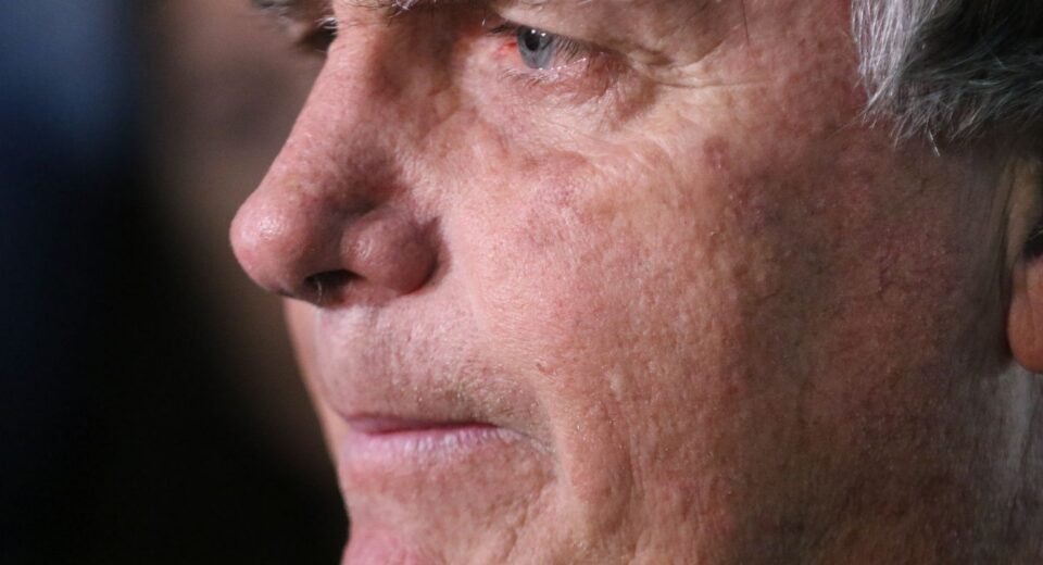 Com crise persistente de soluços, Bolsonaro faz nova cirurgia