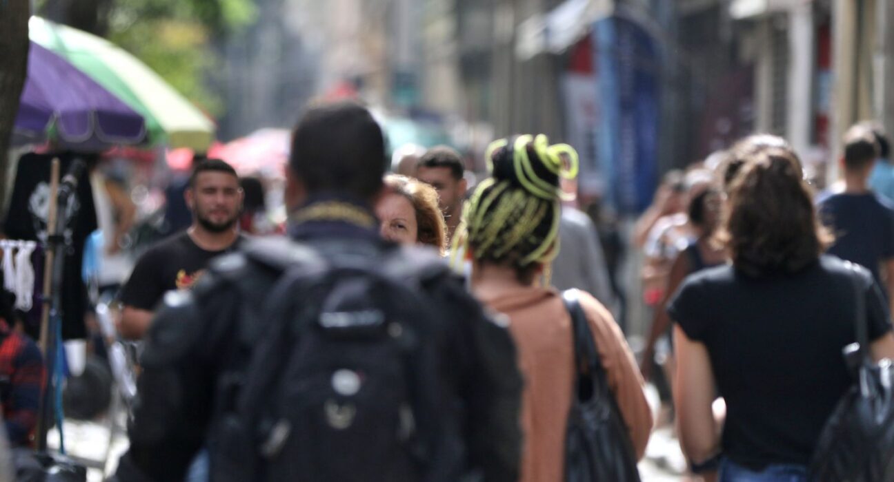 Diretores e gerentes negros ganham 34% menos que brancos, revela IBGE