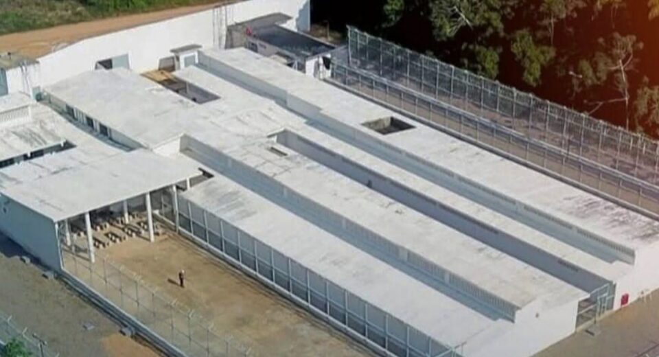 Após fuga, autoridades procuram 12 detentos de prisão em Maués (AM)