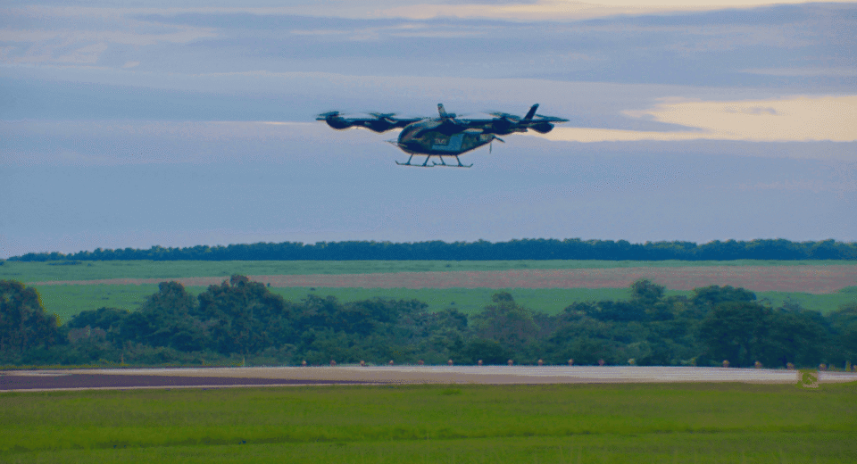Eve, da Embraer, faz primeiro voo do protótipo de "carro voador"