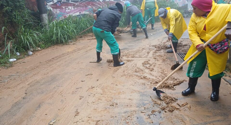 Temporal faz Petrópolis emitir alerta extremo e fechar escolas e lojas