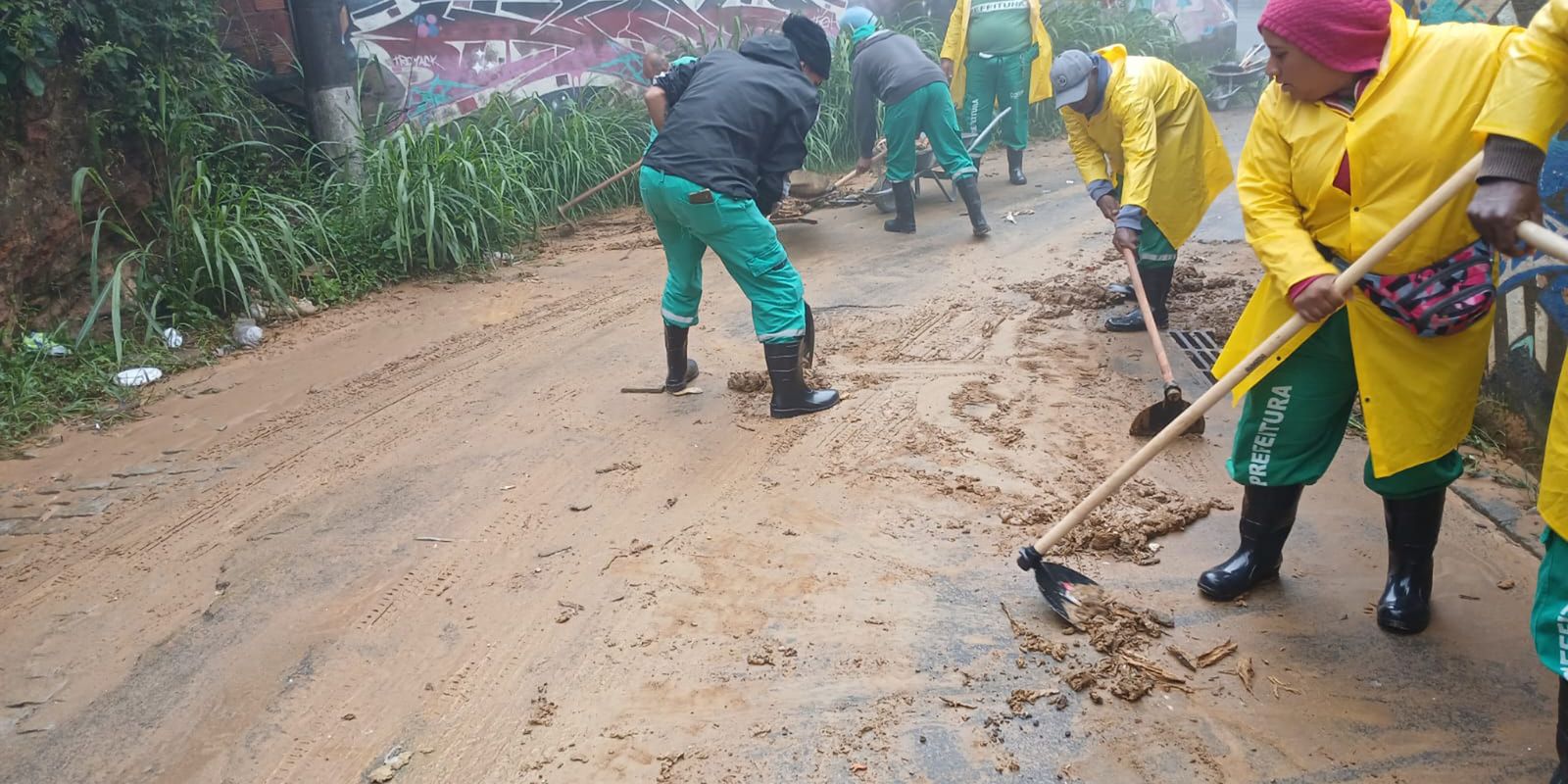 Temporal faz Petrópolis emitir alerta extremo e fechar escolas e lojas
