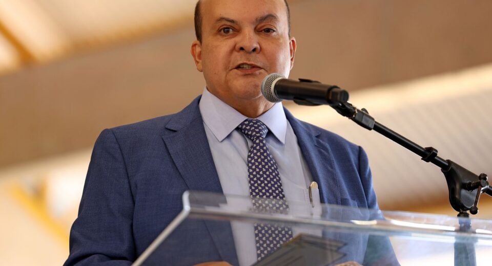 Oposição no DF pede impeachment de Ibaneis após citação por Vorcaro