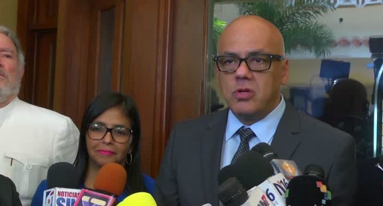 Venezuela diz que já libertou 400 presos; oposição e ONGs contestam