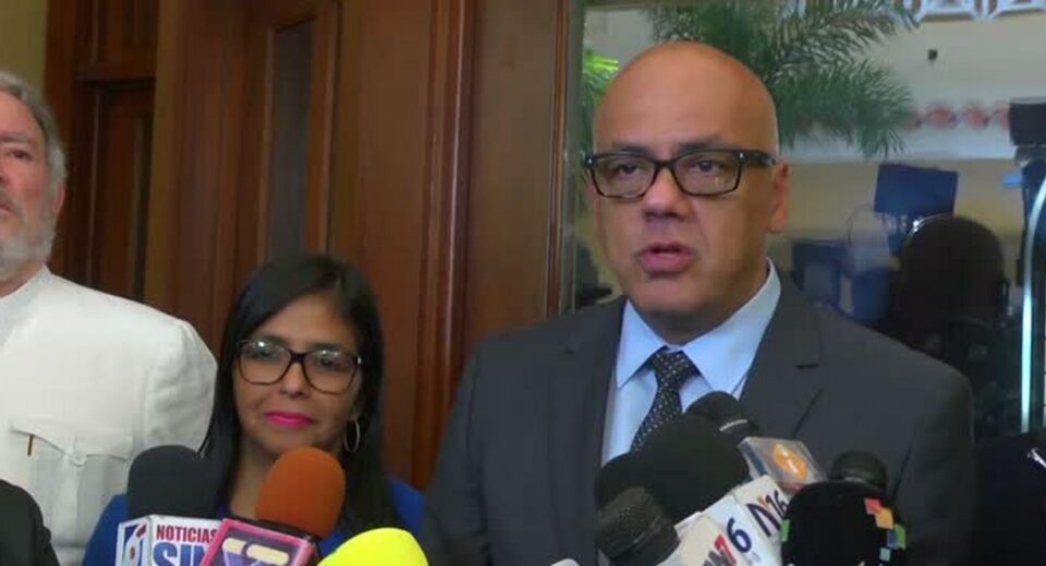 Venezuela diz que já libertou 400 presos; oposição e ONGs contestam