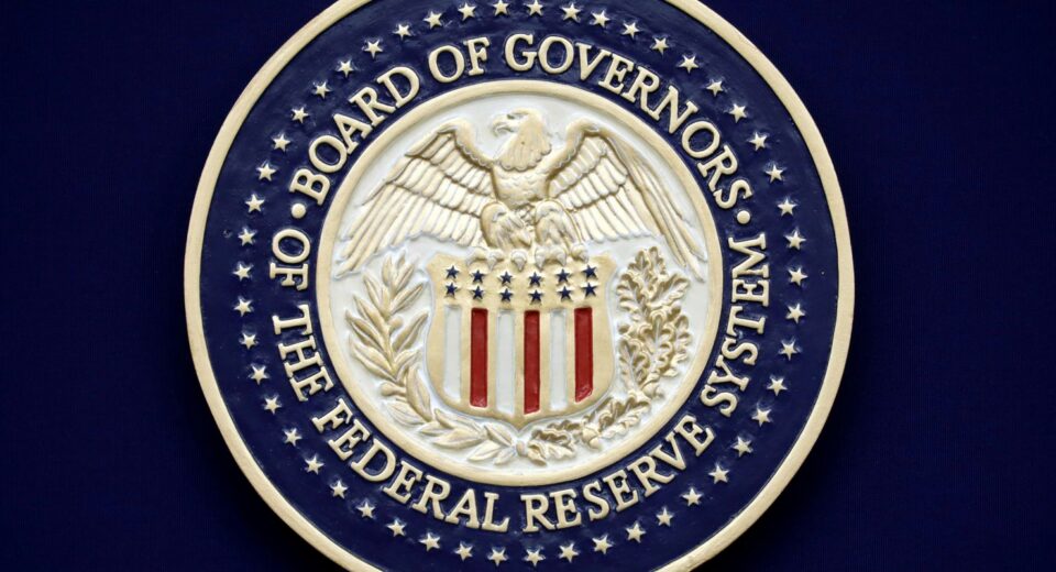 Trump usa acusação criminal como chantagem para reduzir juros, diz FED