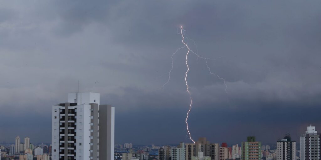 Temporal em São Paulo provoca alagamentos e quedas de árvores