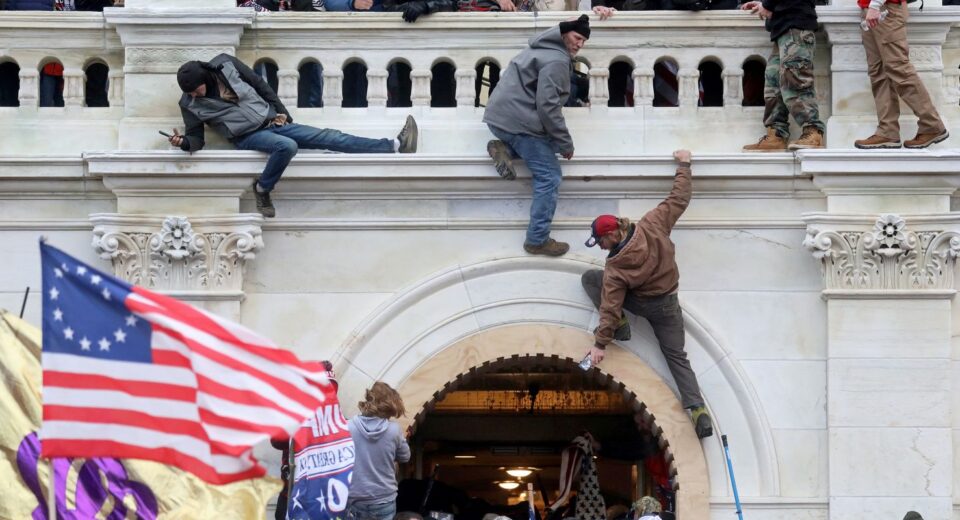 EUA lançam site onde reescrevem versão da invasão ao Capitólio