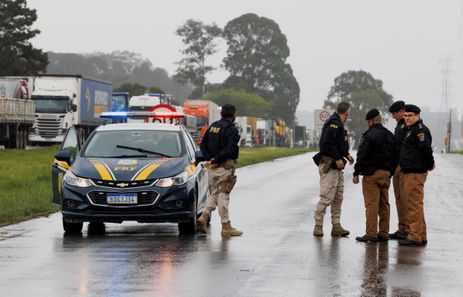 Bloqueio de caminhões em rodovias federais em Curitiba.