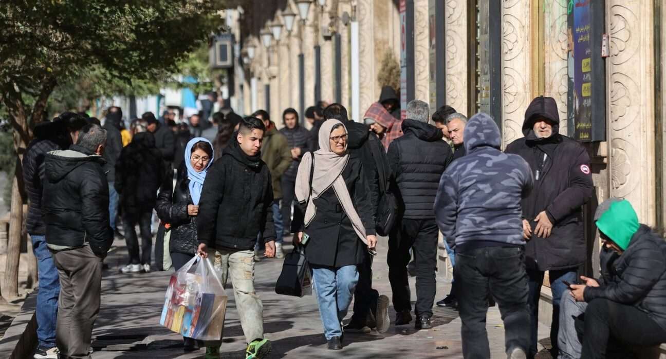 Trump anuncia tarifas de 25% a países que negociarem com Irã