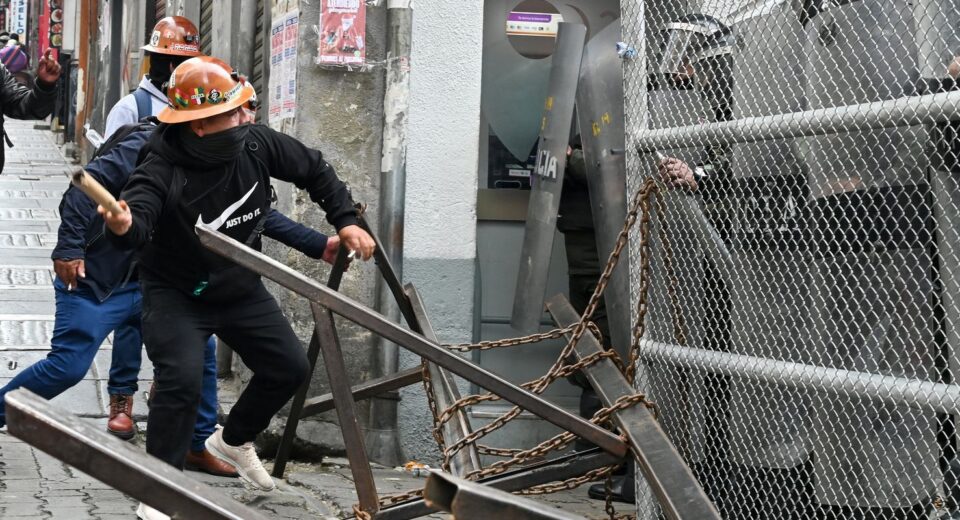 Bolívia: protestos desafiam governo após aumento de combustíveis