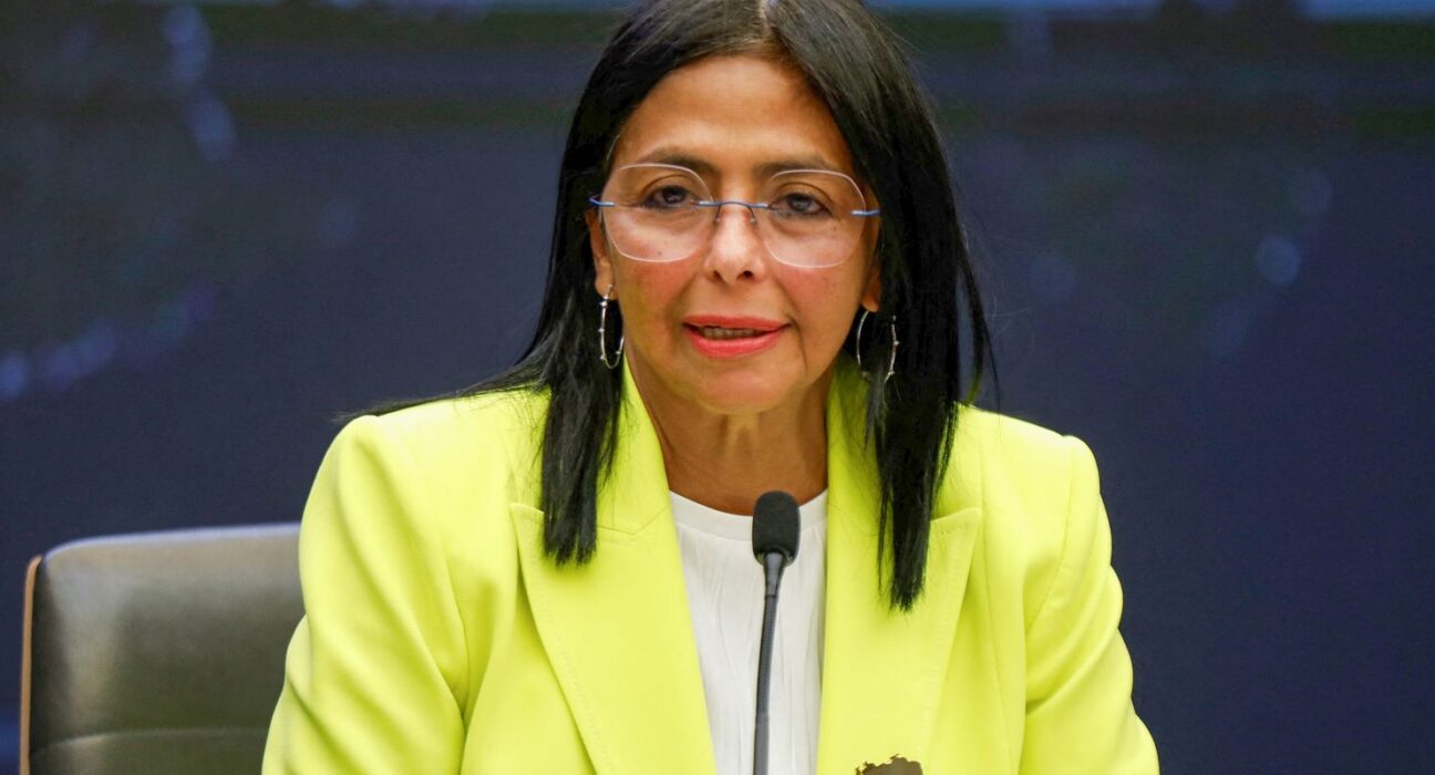 Forças Armadas da Venezuela reconhecem vice como presidente interina