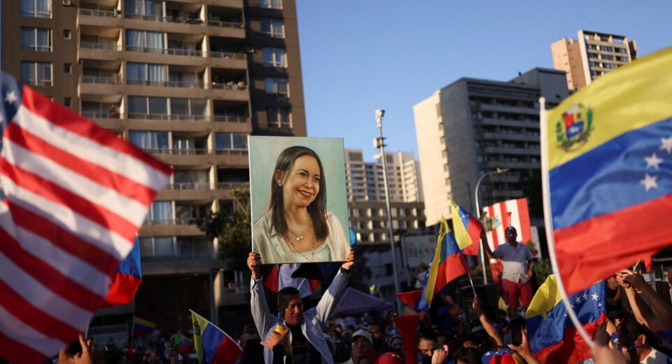 Descartada por Trump, Corina ataca Delcy e promete voltar à Venezuela