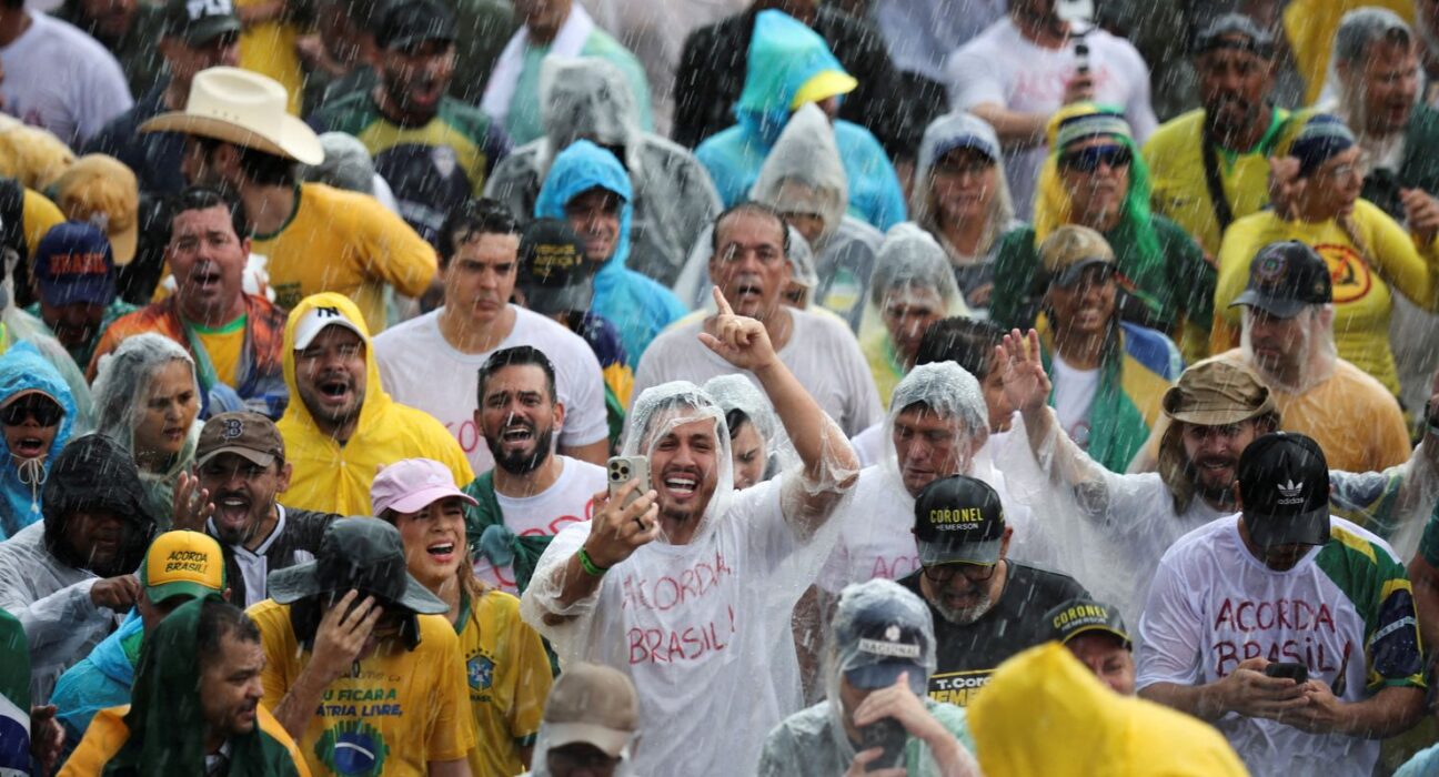 Raio atinge manifestantes na Praça do Cruzeiro, em Brasília