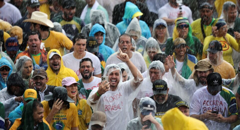 Raio atinge manifestantes na Praça do Cruzeiro, em Brasília