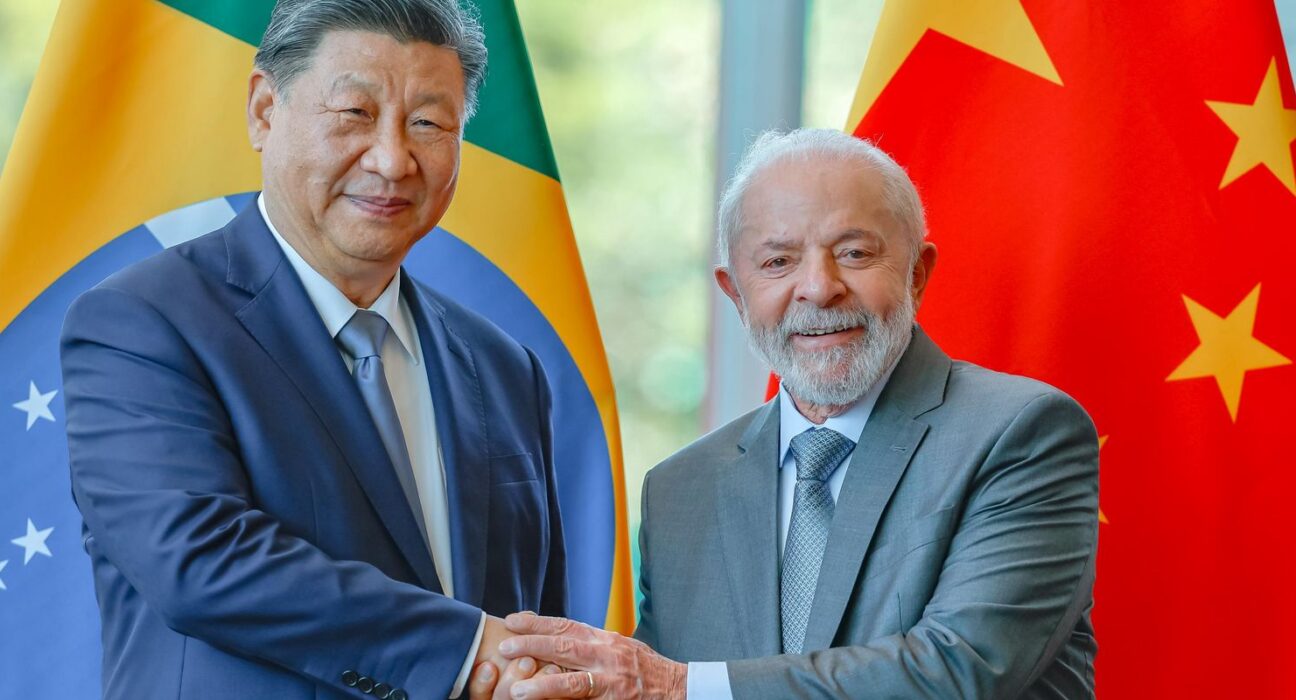 Xi Jinping garante a Lula apoio da China em tempos "turbulentos"