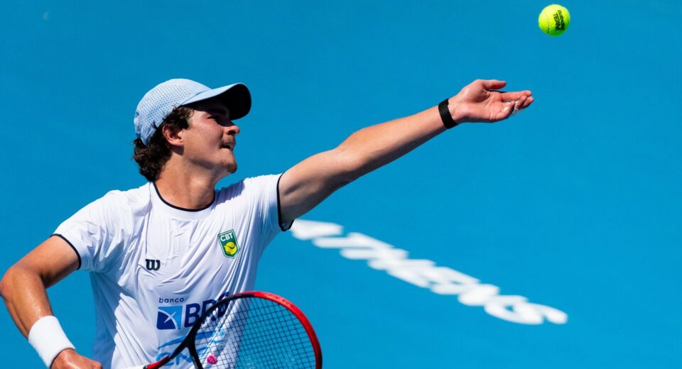 Dores lombares tiram João Fonseca de mais um torneio na Austrália