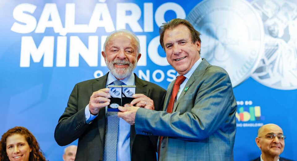 Lula diz que salário mínimo é baixo, mas aponta importância de direito