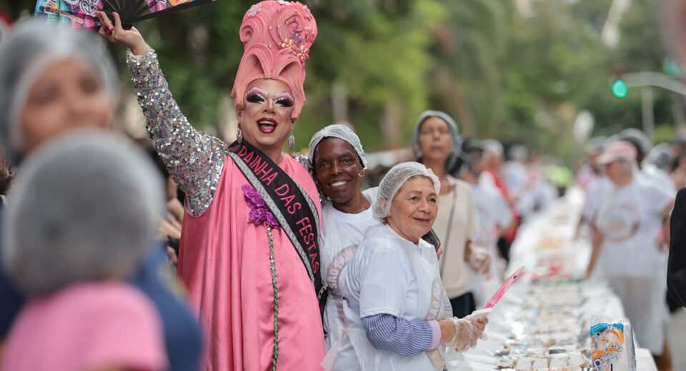 Aniversário da capital SP é comemorado com tradicional bolo do Bixiga