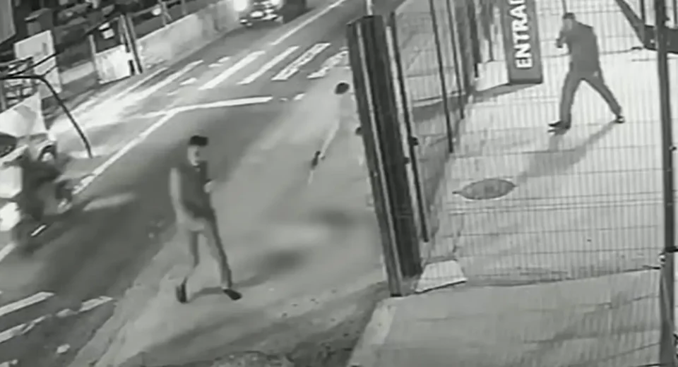 Cachorro é morto com dez tiros em frente a ponto de ônibus em SP