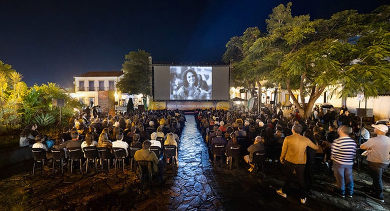 Sessão na praça emociona público da Mostra Tiradentes