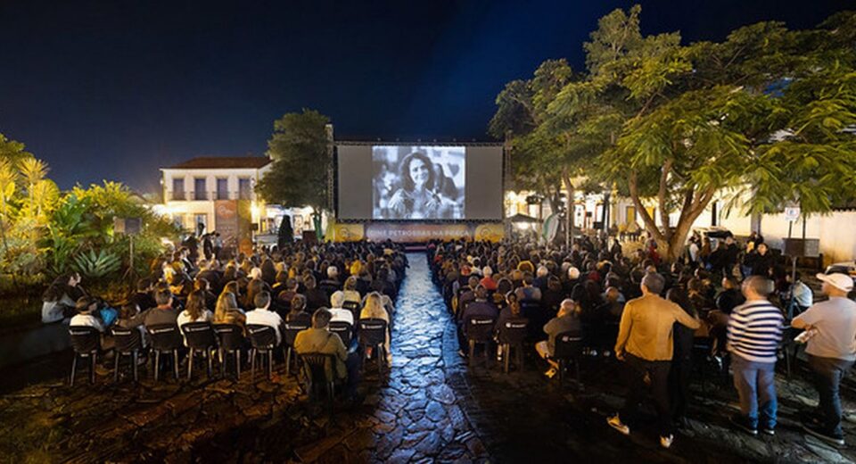 Sessão na praça emociona público da Mostra Tiradentes